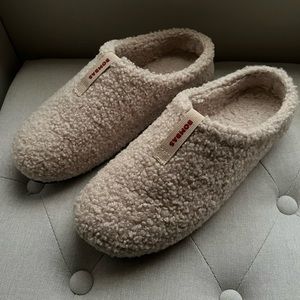 Bombas Size 9 Slippers Like New